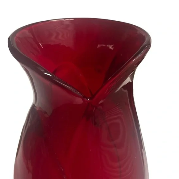 Vintage ruby red glass flower vase with tulip design. - Picture 6 of 7